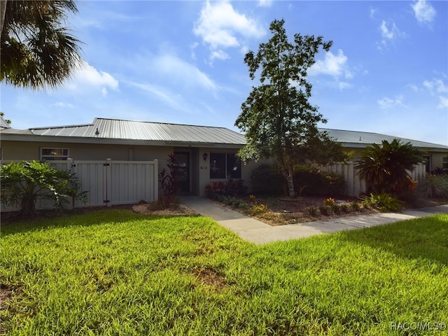 view of front facade featuring a front lawn