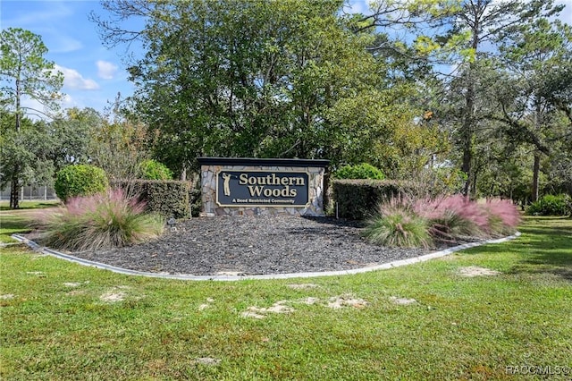 community sign featuring a yard