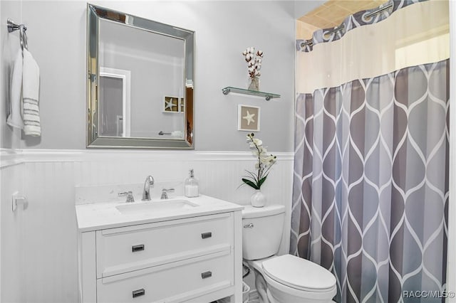 bathroom featuring a shower with curtain, vanity, and toilet