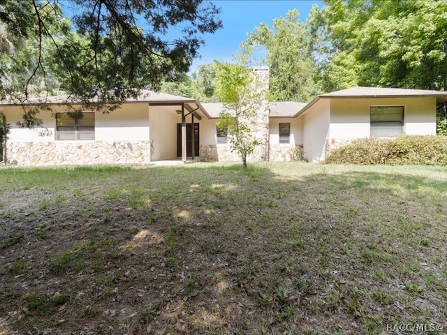 view of front facade with a front lawn