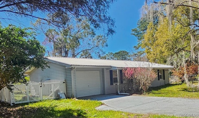 view of front of house featuring a front lawn and a garage