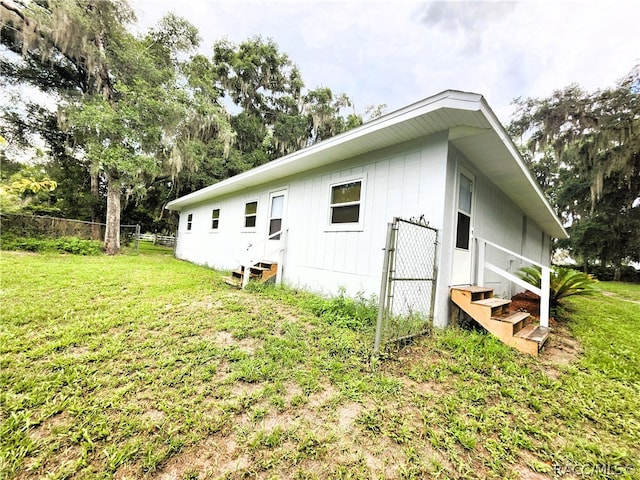 back of house featuring a lawn