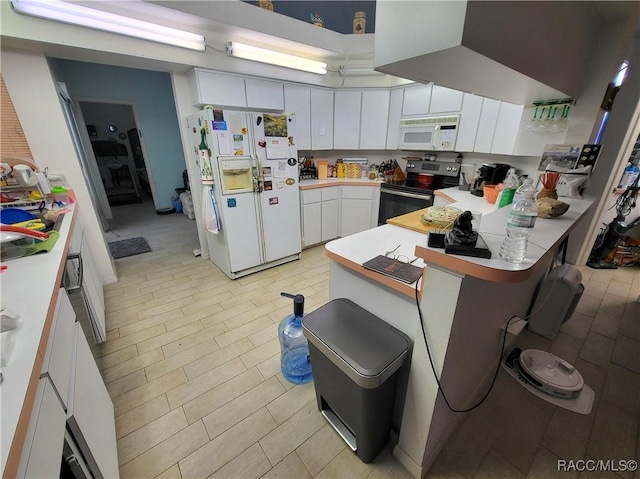 322 N Turkey Pine Loop, Lecanto, FL 34461 - kitchen featuring white appliances, a peninsula, white cabinets, and a breakfast bar