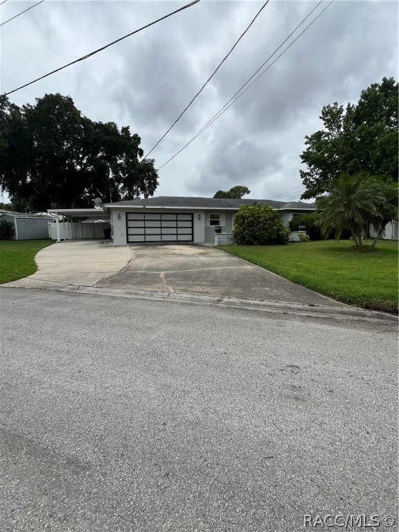 view of front of home featuring a front lawn