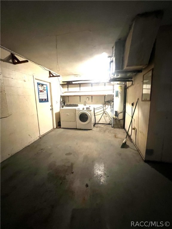 basement with electric water heater and washing machine and clothes dryer