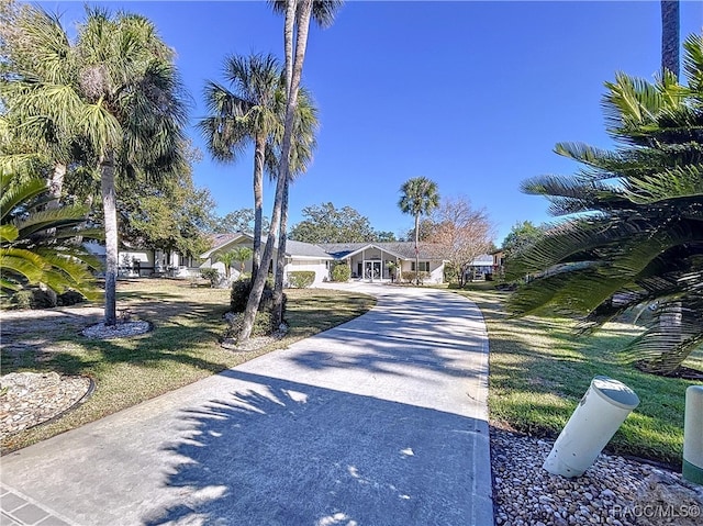 view of front of property featuring a front lawn