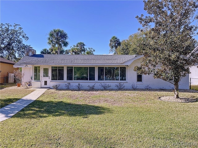 ranch-style house featuring a front yard