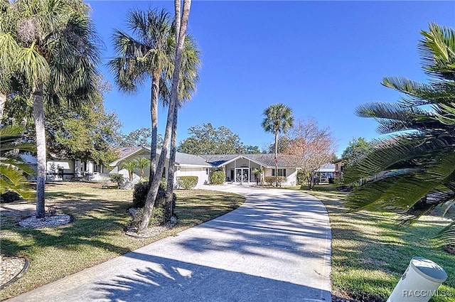 single story home with a front lawn