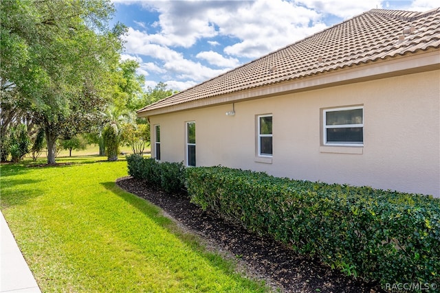 view of side of property featuring a lawn