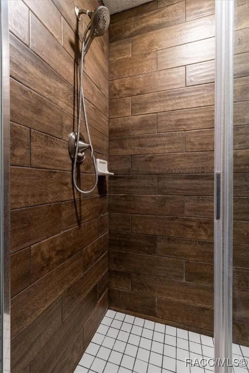 bathroom featuring tiled shower