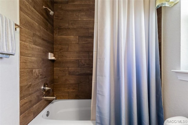 bathroom featuring shower / tub combo