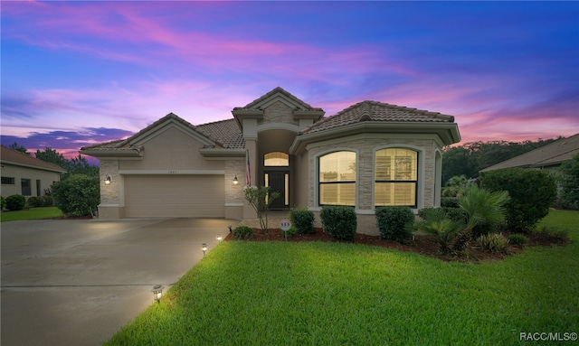 view of front facade featuring a yard and a garage