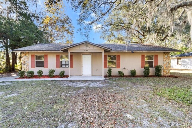 ranch-style home featuring a front lawn