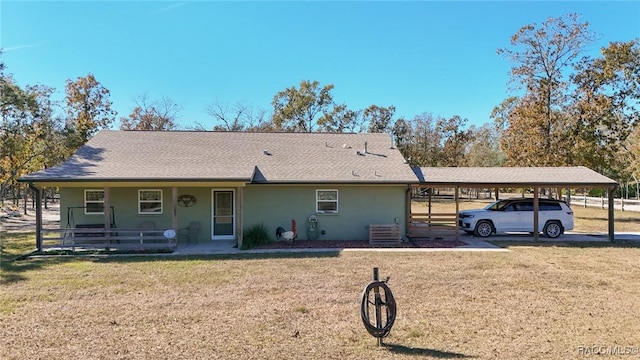 view of front of home featuring a carport and a front yard