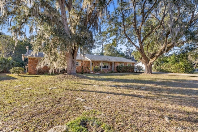 ranch-style house featuring a front lawn