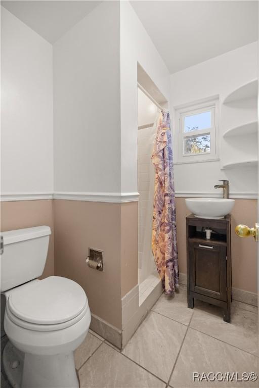 bathroom featuring toilet, a shower with curtain, and vanity