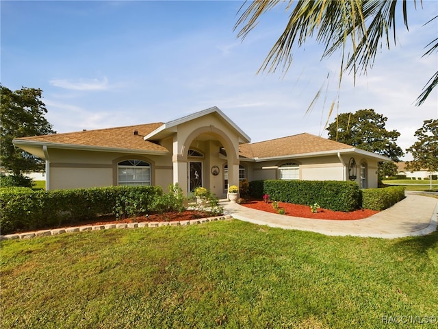 ranch-style house featuring a front yard