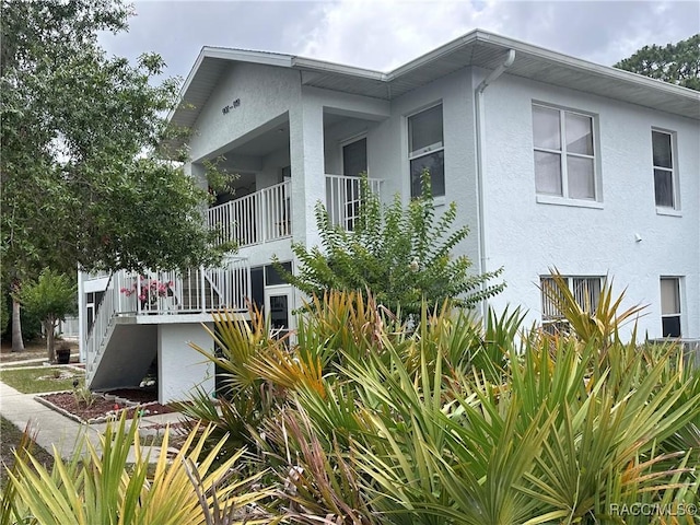 915 SE Mayo Dr, Crystal River, FL 34429 - view of side of home with stucco siding and stairs