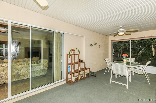 sunroom with ceiling fan