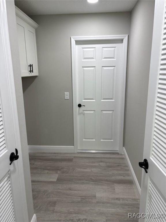 10185 N Halsey Way, Citrus Springs, FL 34434 - laundry room featuring wood finished floors and baseboards
