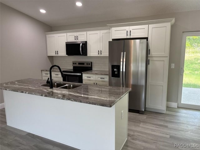10185 N Halsey Way, Citrus Springs, FL 34434 - kitchen featuring stainless steel appliances, a sink, light wood finished floors, white cabinets, and recessed lighting