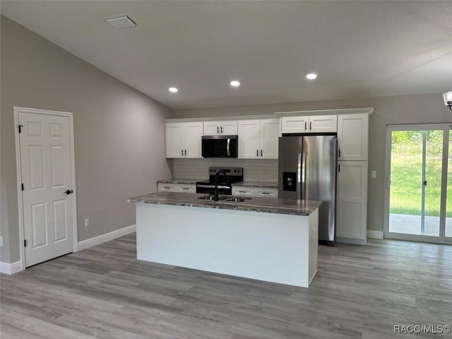 10185 N Halsey Way, Citrus Springs, FL 34434 - kitchen with stainless steel appliances, a sink, baseboards, recessed lighting, and lofted ceiling