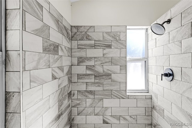 bathroom featuring a tile shower