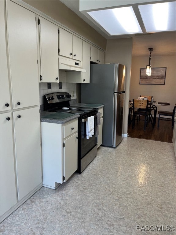 kitchen with tasteful backsplash, stainless steel appliances, pendant lighting, light hardwood / wood-style flooring, and white cabinetry