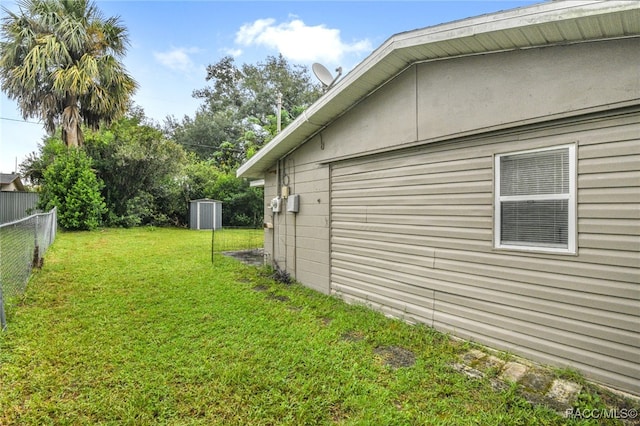 view of yard with a storage unit