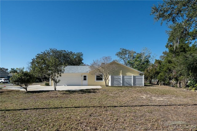 view of front of home with fence and a lawn