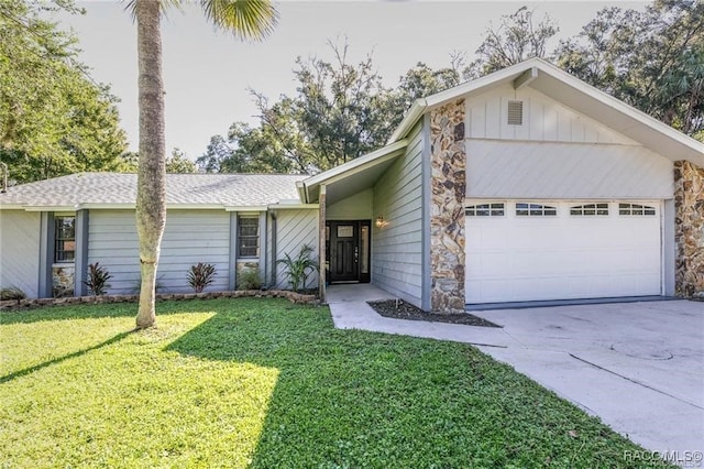 ranch-style house featuring a front lawn and a garage