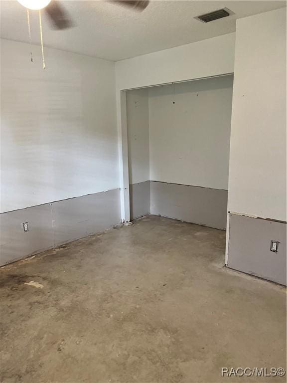 empty room with ceiling fan