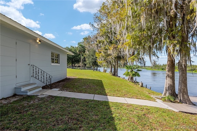 view of yard featuring a water view