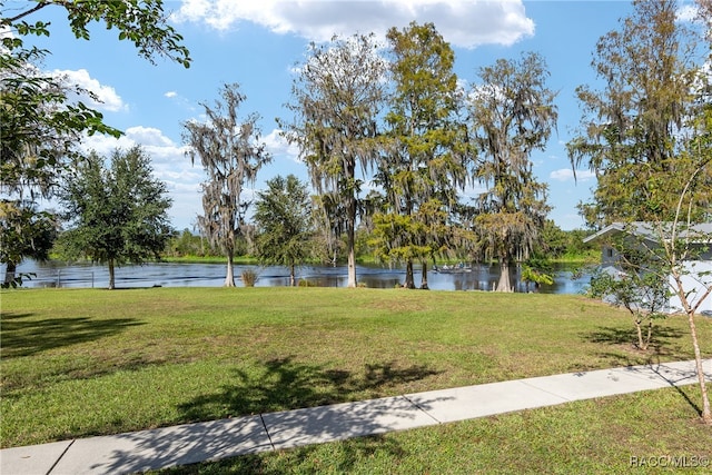 view of yard featuring a water view