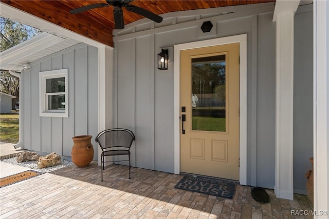 doorway to property with ceiling fan