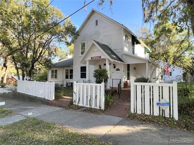 view of front facade with covered porch