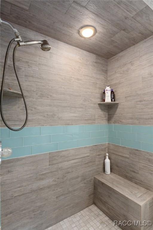 bathroom featuring tiled shower