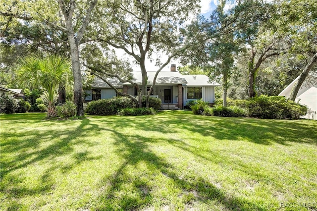 view of front of home featuring a front lawn