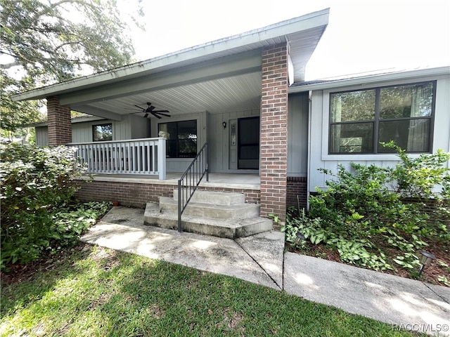 property entrance with ceiling fan and covered porch