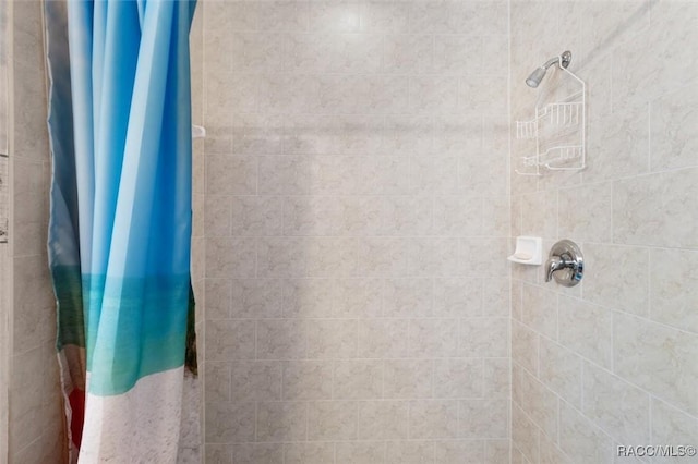 bathroom featuring a tile shower