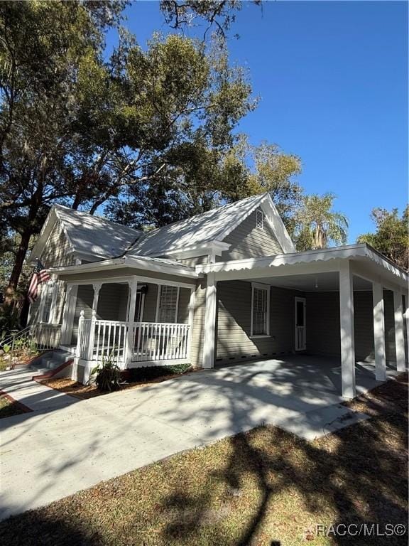 view of front facade with covered porch and a carport