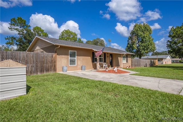 view of front of property featuring a patio and a front yard