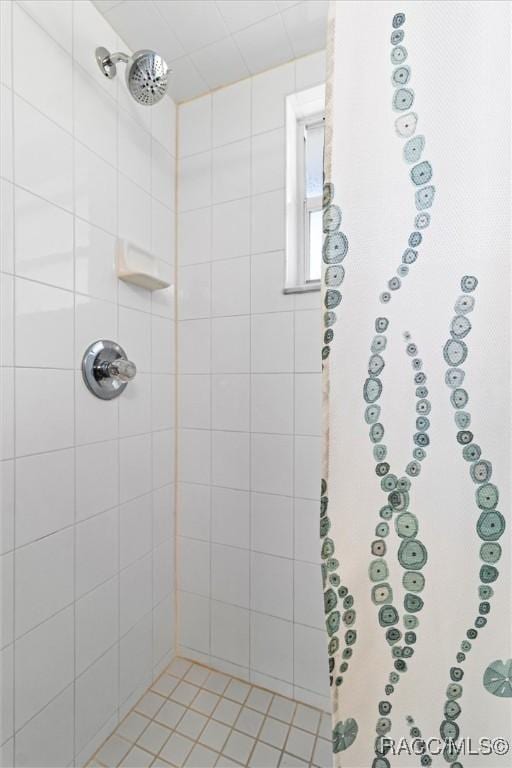 full bathroom featuring tiled shower