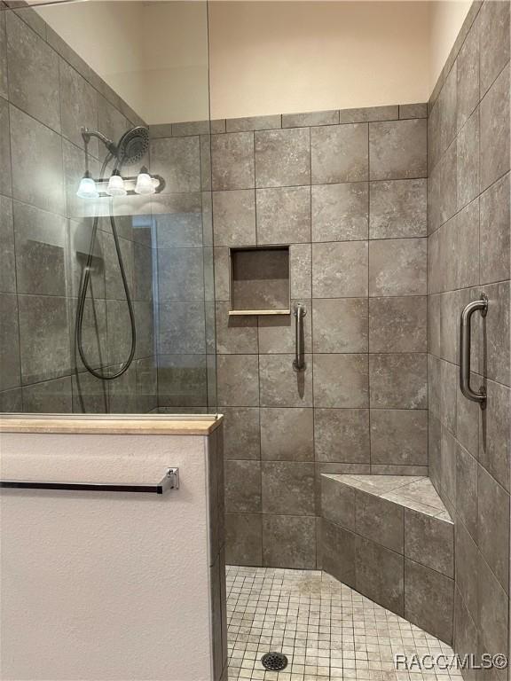 full bath featuring tiled shower