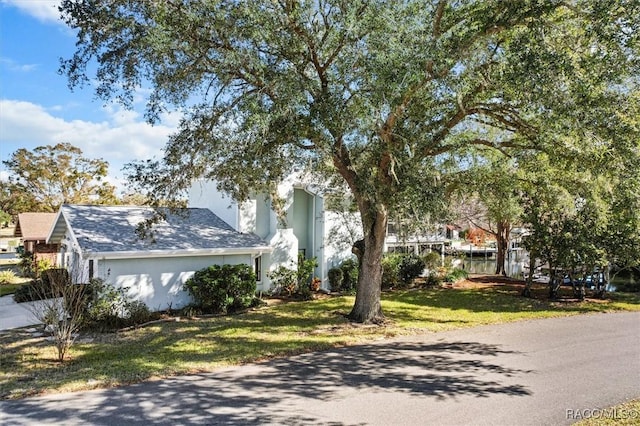 view of front of home featuring a front yard