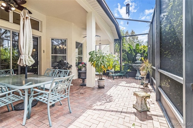 sunroom with ceiling fan