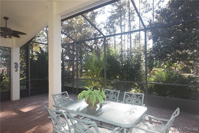 sunroom with ceiling fan