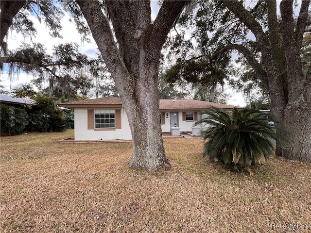 view of front facade featuring a front yard