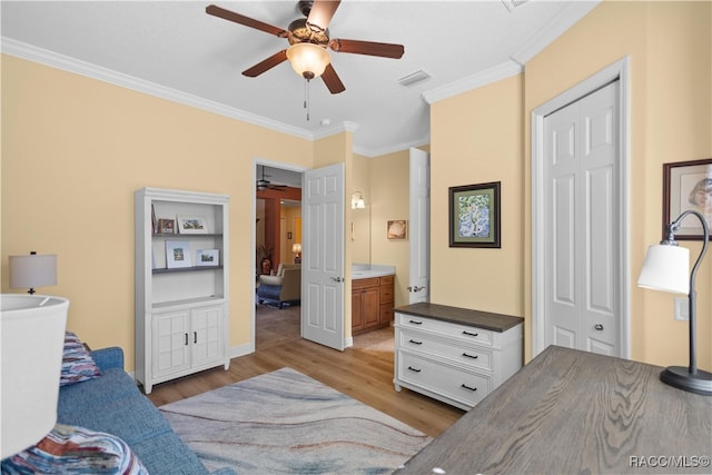 bedroom featuring a closet, light hardwood / wood-style floors, ceiling fan, and crown molding