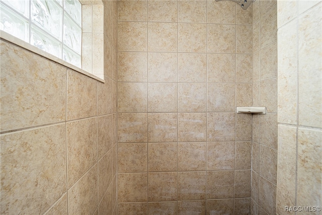 details featuring a tile shower